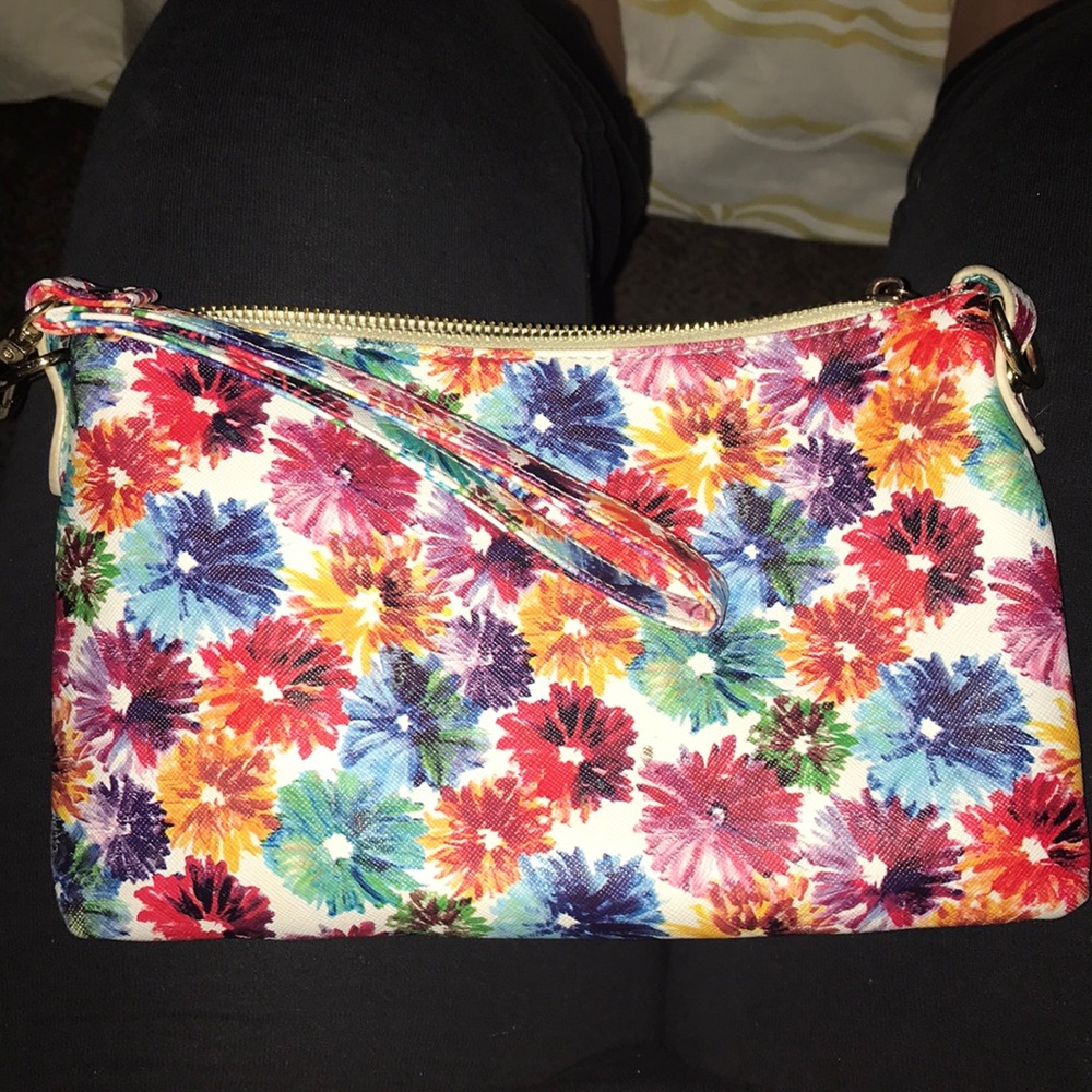 Floral purse that looks good with any outfit!🌺